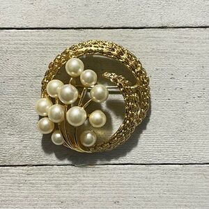 Vintage Trifari Gold Tone Pearl Cluster Textured Swirl Wreath Brooch Pin